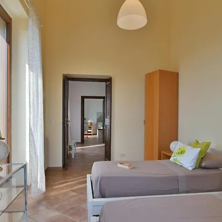 Villa Afrodite 8, Emma