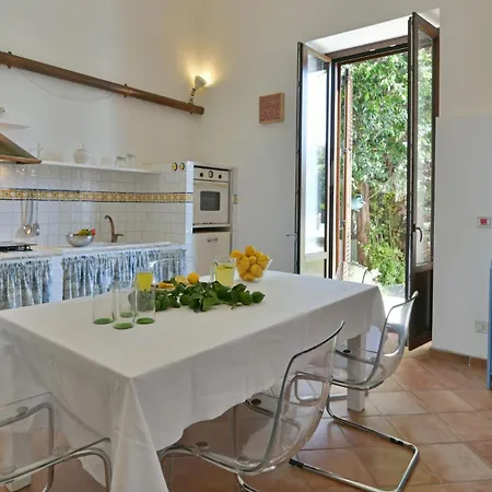 Villa Afrodite 8, Emma Milazzo