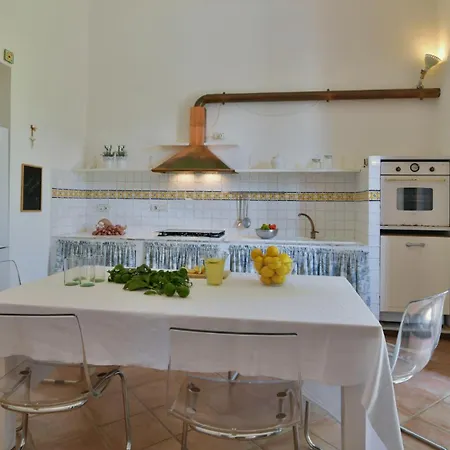 Villa Afrodite 8, Emma