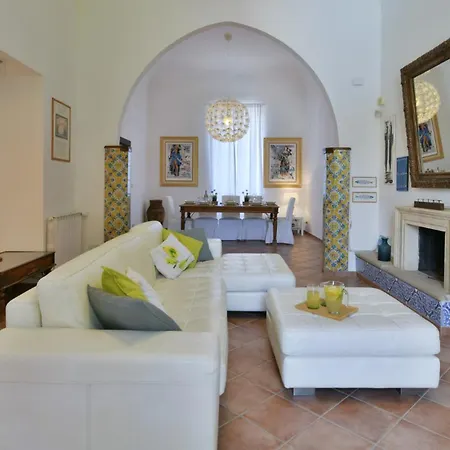 Villa Afrodite 8, Emma
